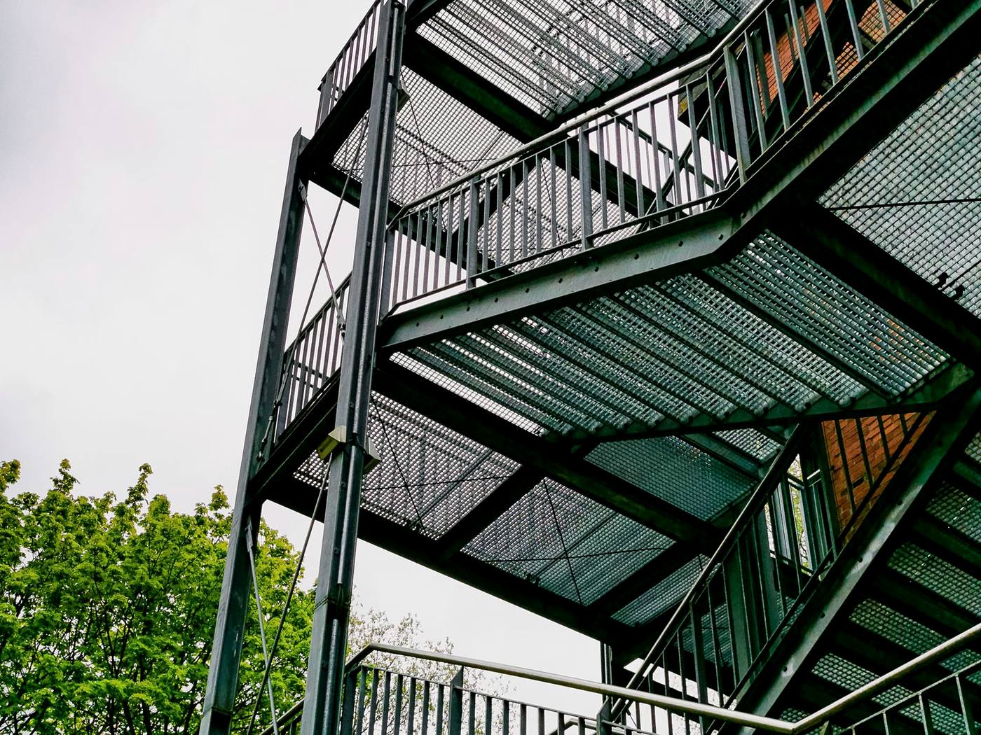 Freistehende Stahltreppe mit Gitterrosten und Geländer