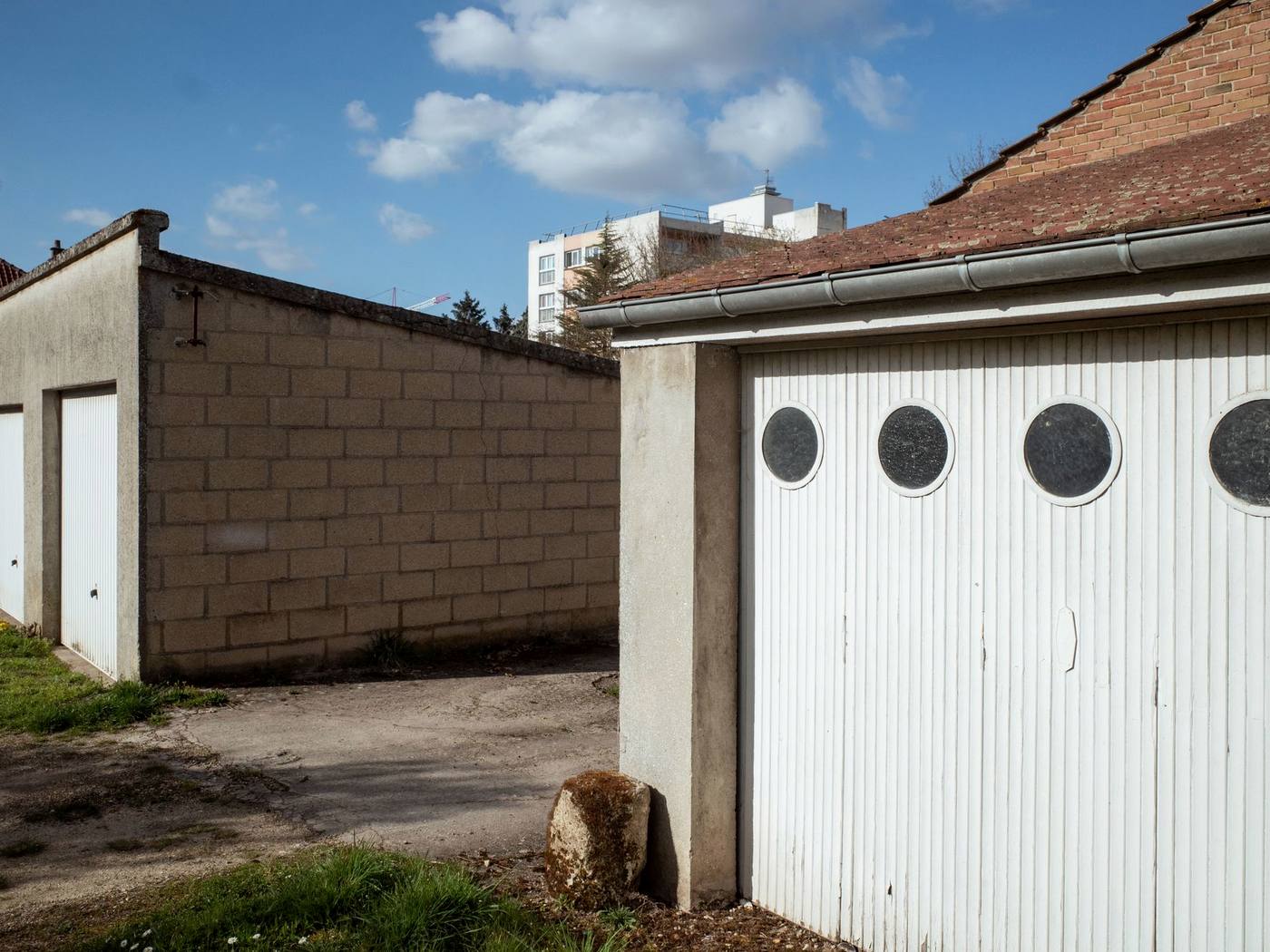 Garagenanlage mit Fertiggaragen und Toren mit Rundfenstern