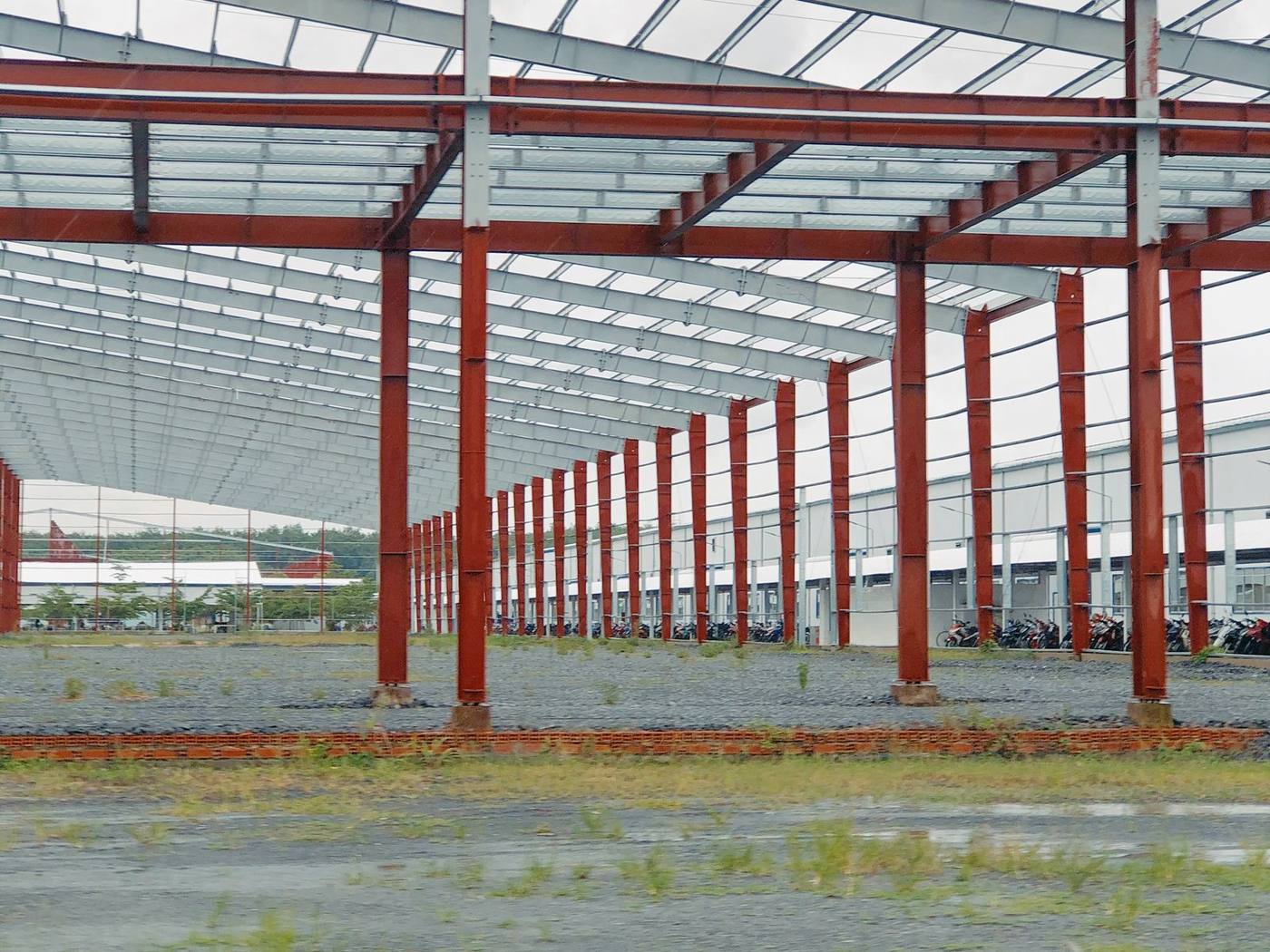 Stahltragwerk einer Halle im Bau mit Stützen und Dachträgern