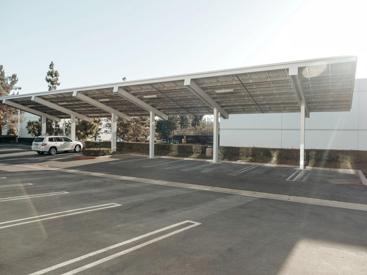 Parkplatzüberdachung aus Stahl mit Solarmodulen