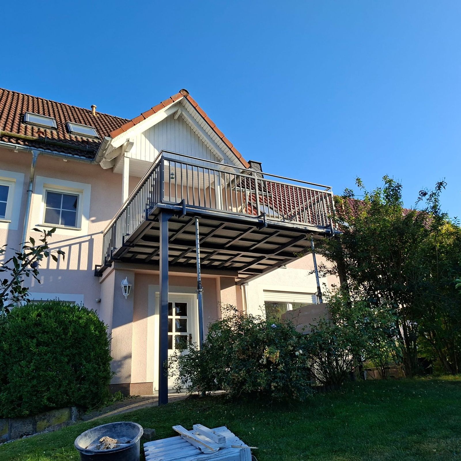 Balkon auf Stahlstützen mit Stabgeländer