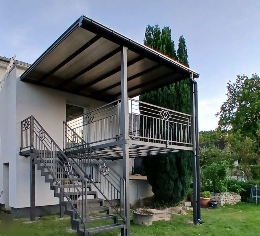 Balkon mit Überdachung und Treppe