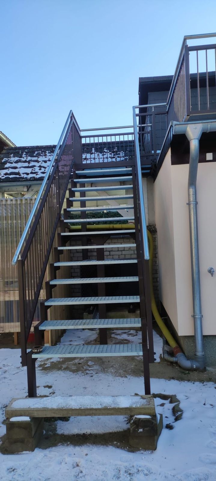 Dachterrasse mit Geländer und Treppe