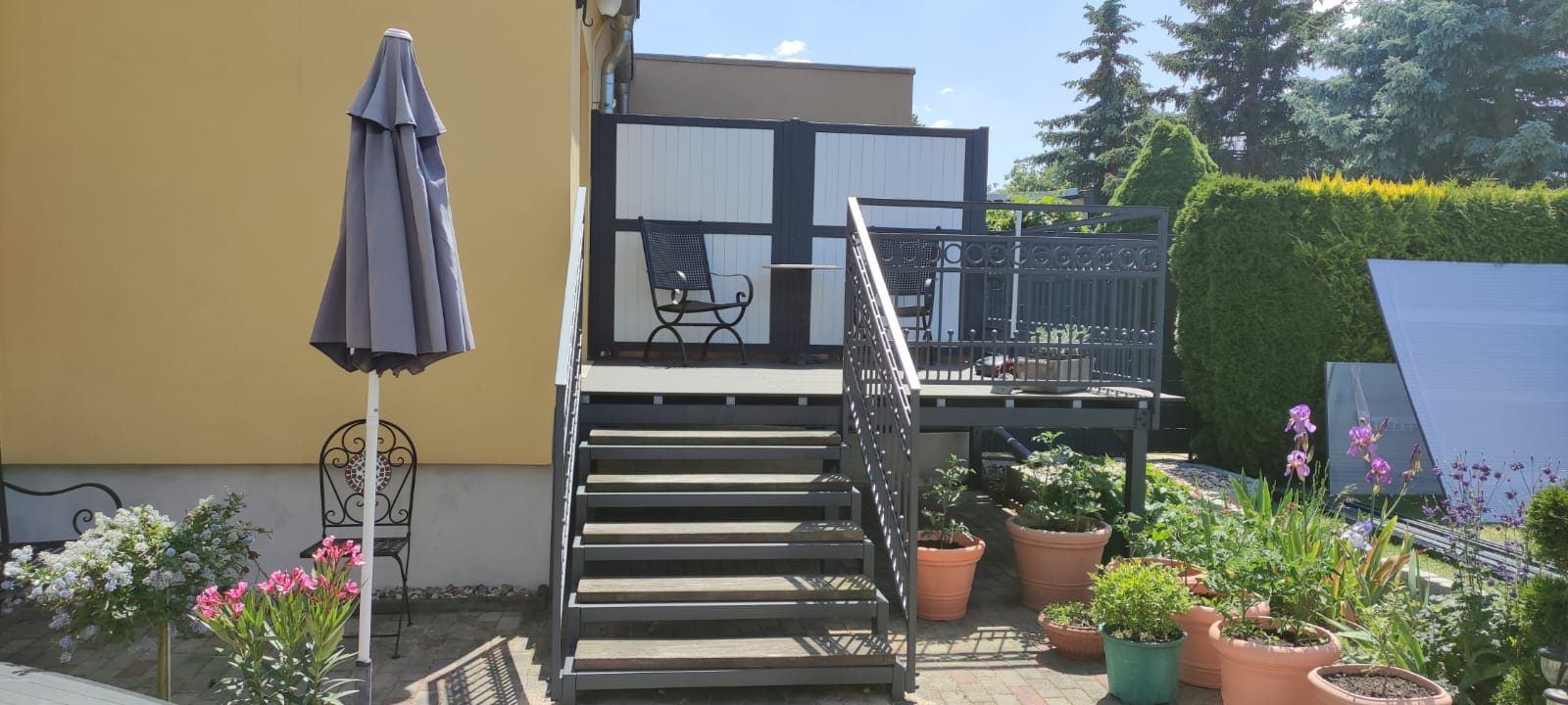 Stahlpodest mit Außentreppe und Sichtschutz an einer Terrasse