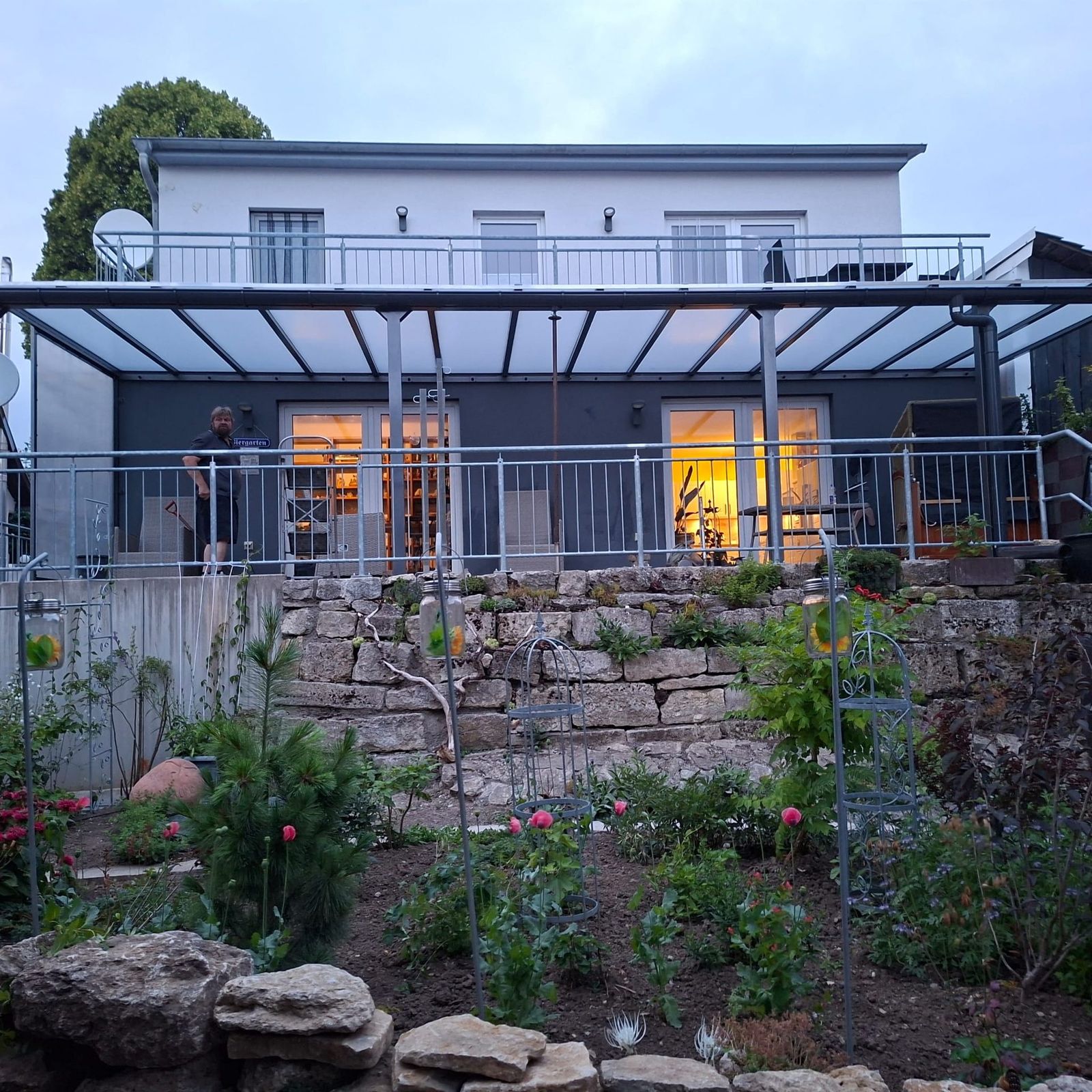 Breite Terrassenüberdachung an einem Wohnhaus