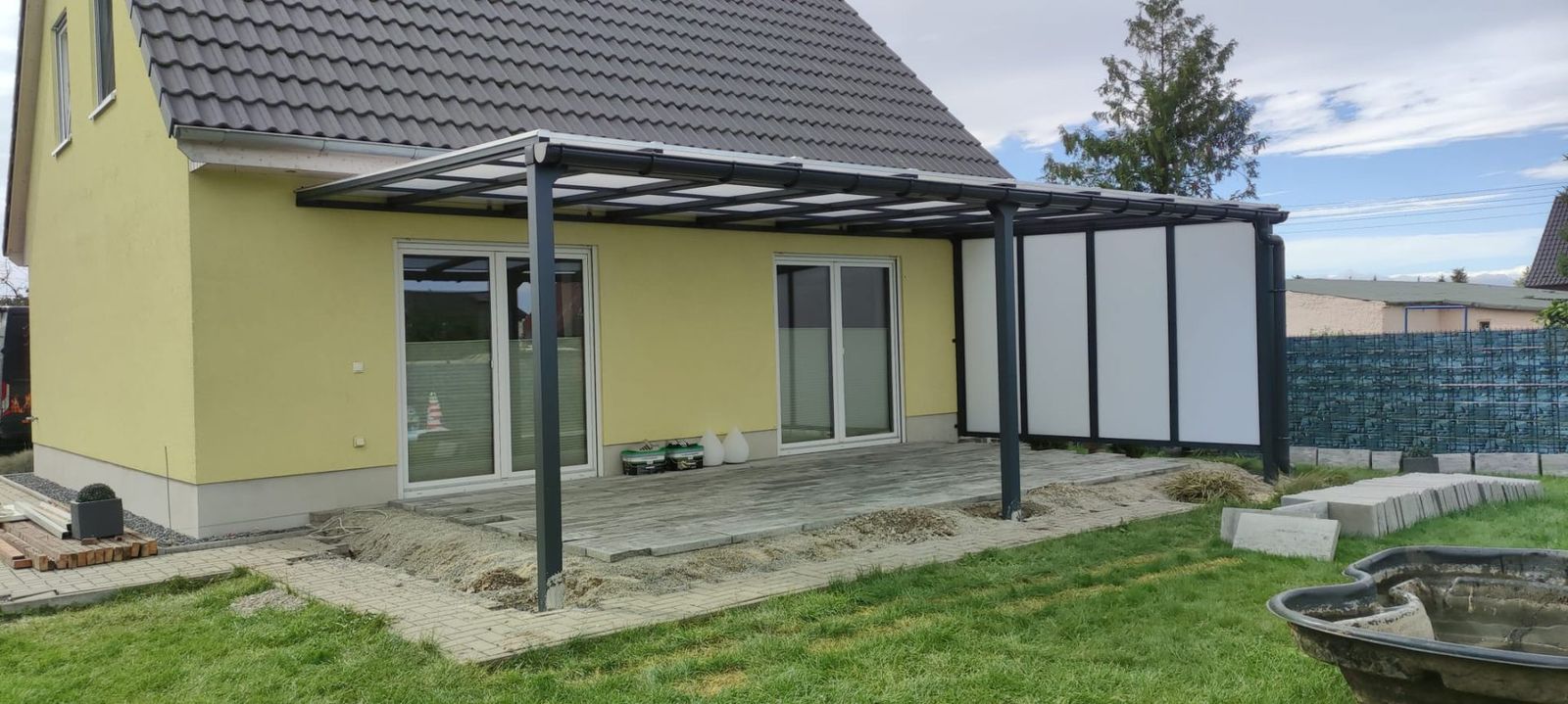 Terrassendach mit Sichtschutzwand