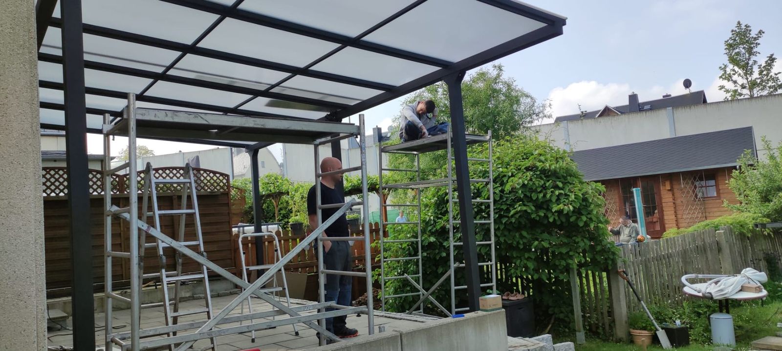 Montage einer Terrassenüberdachung mit Gerüst