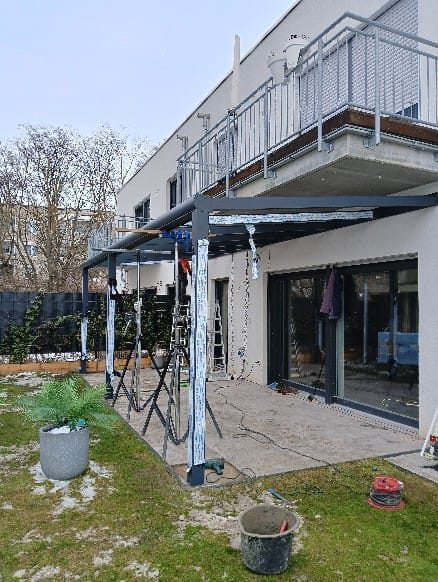 Terrassenüberdachung unter Balkonen