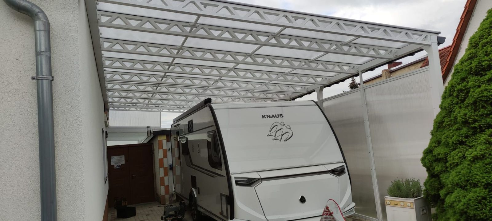 Überdachung für Wohnwagen mit Fachwerkträgern und Seitenwänden