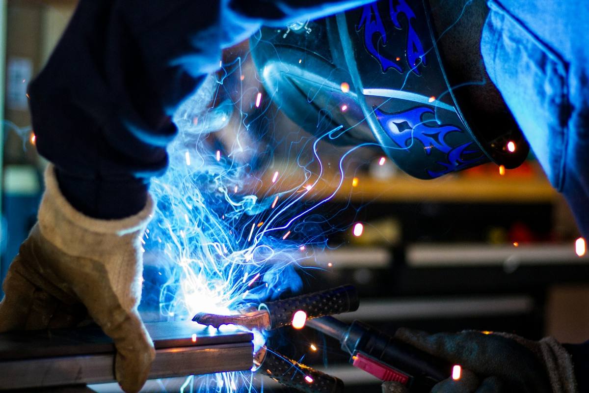 Schweißarbeiten an einem Metallbauteil